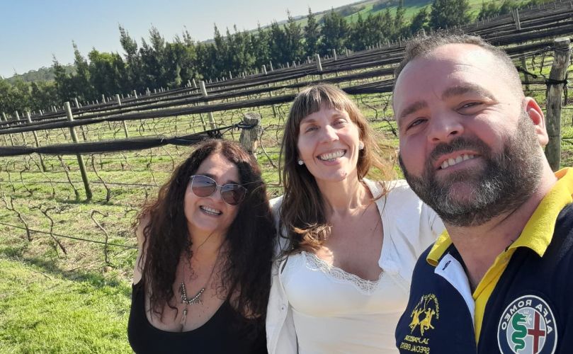Alicia Padula junto a conocidos