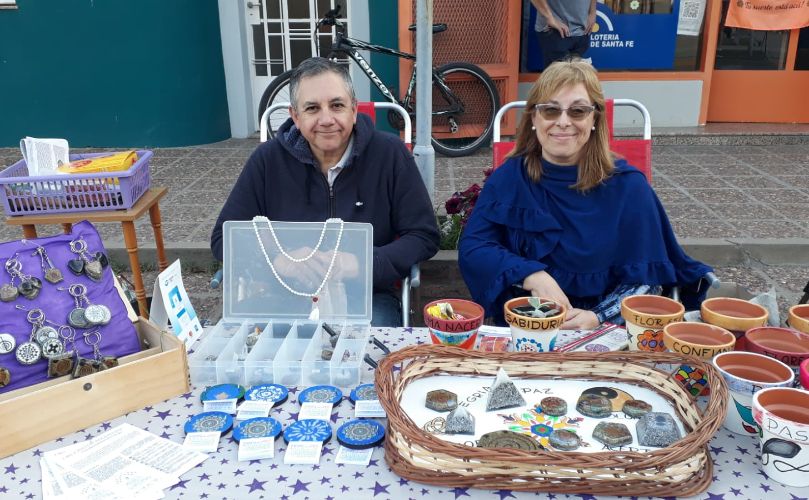 Mabel Chillura en Paseo Lagos, junto a su pareja