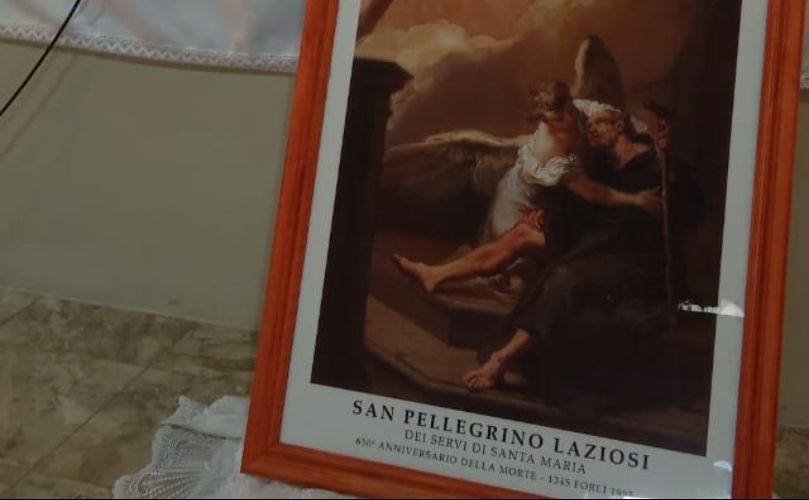 Imagen de San Peregrino en la Iglesia, junto al altar