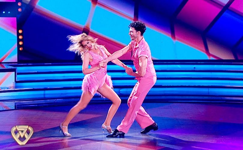 nacho y Rocío, interpretando el  tema “Abusadora”, de Wilfrido Vargas.