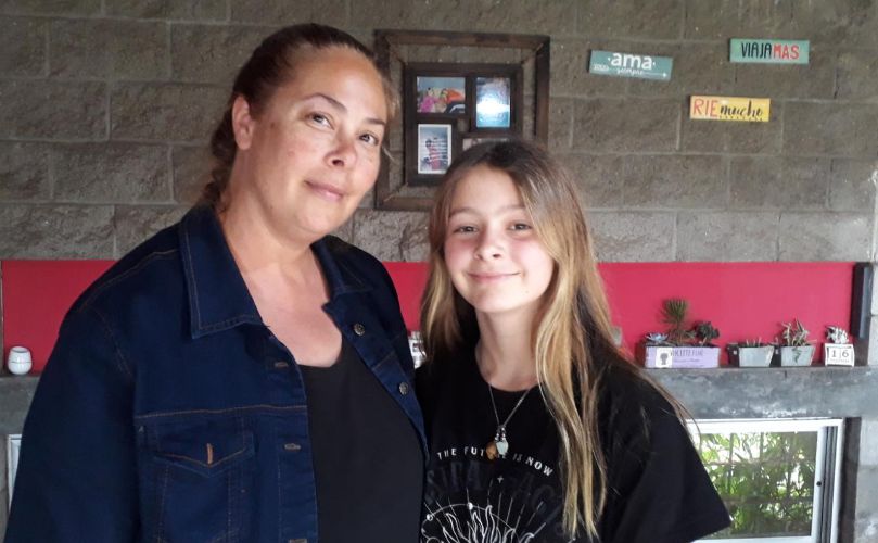 Debora junto a su hija 