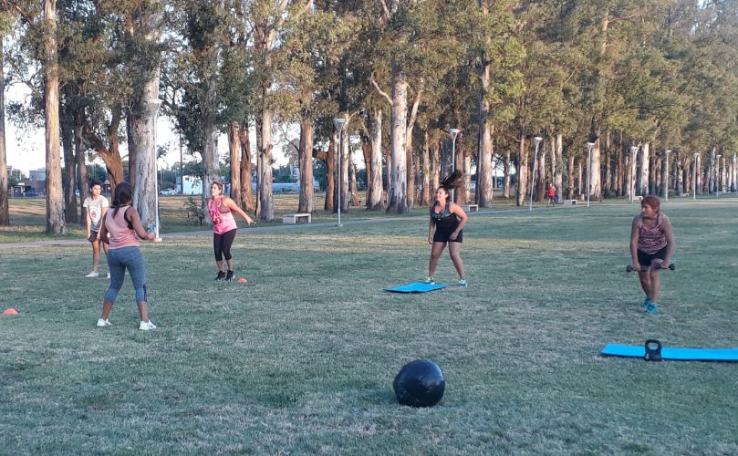 Eliana en plena acción con alumnas al aire libre