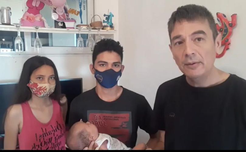 Mía junto a sus padres, Sandro y Natalia 