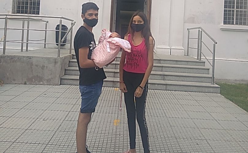La pequeña Mía junto a sus padres