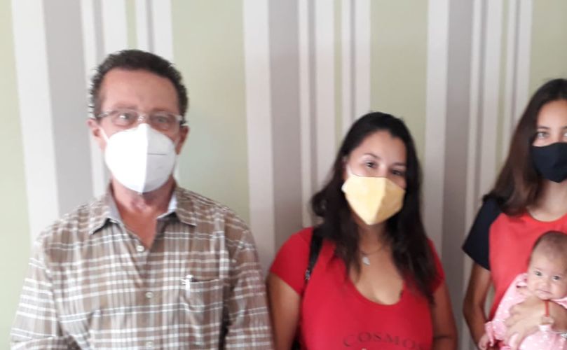 El doctor Juanto con Mía y su familia